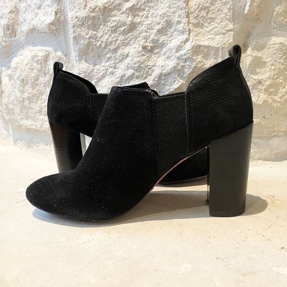 ED Ellen Degeneres Mahoney Booties Ankle  Heels Pull On Suede Black Size 7.5 - Picture 1 of 8